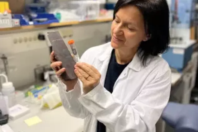 Photo of Emma Hammarlund in the lab.